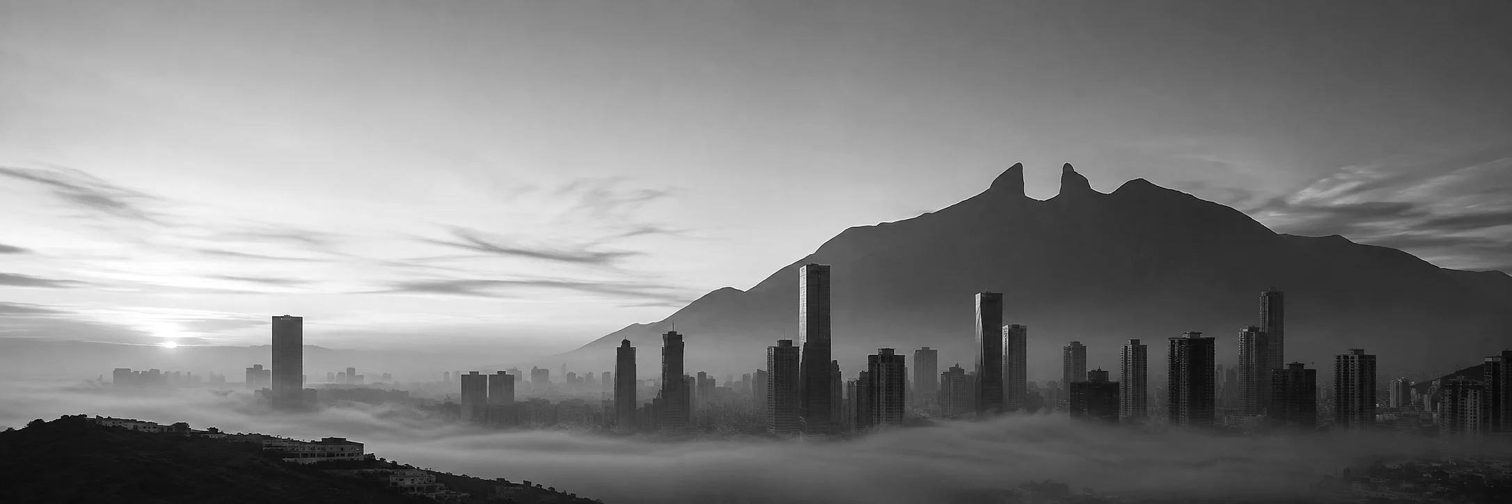 Skyline de Monterrey con el Cerro de la Silla al amanecer